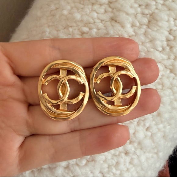 ✨Vintage Chanel Gold-Tone CC Earrings✨ - Picture 5 of 13